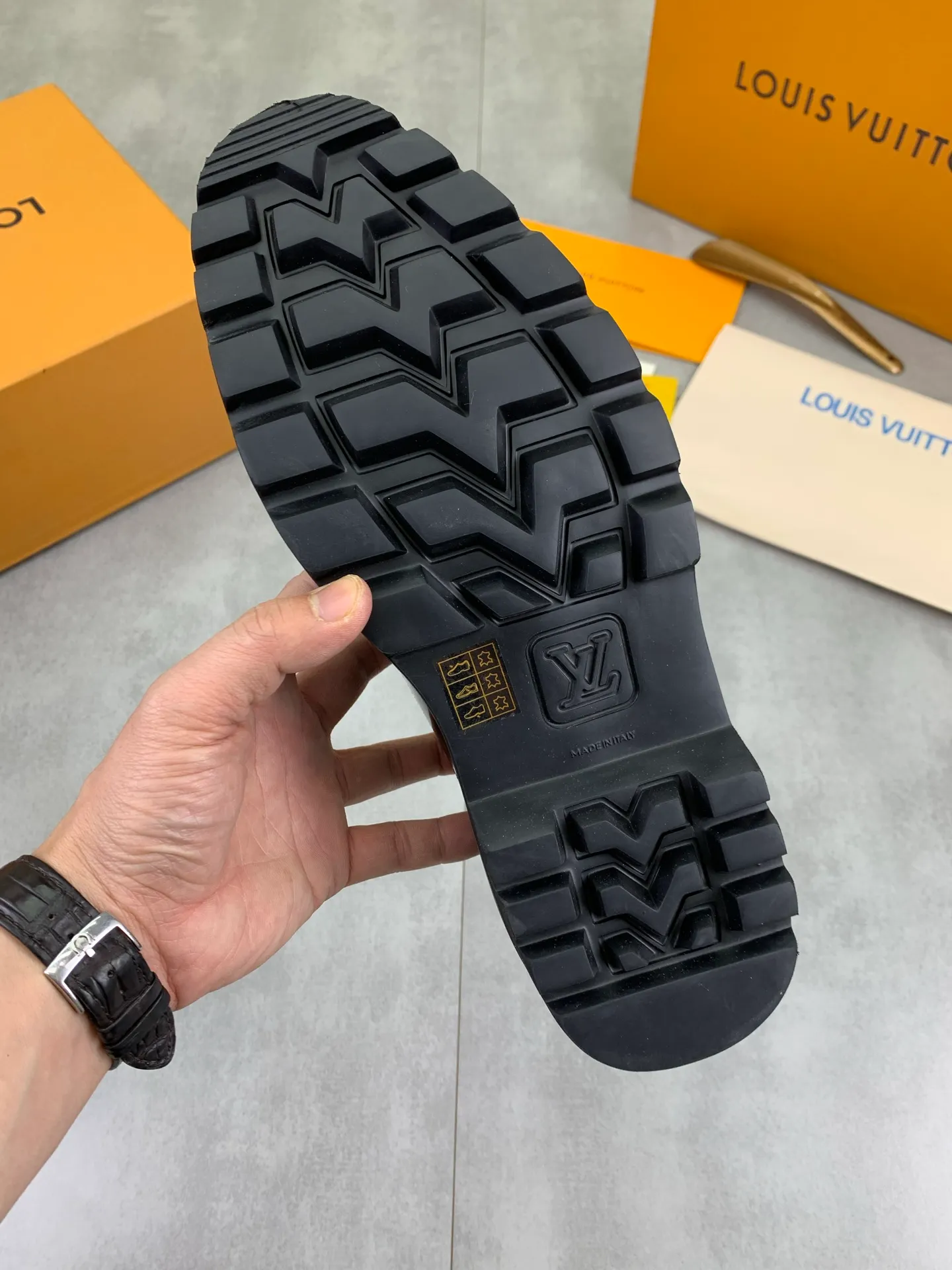 Factory price P820 💎💎💎Top version LOUIS VUITTON [Louis Vuitton] - LV men's business casual leather shoes, luxurious and noble 👞All imported original cowhide, just to create a more comfortable wearing experience, upper: original high-end calfskin➕Imported soft cowhide lining, original lightweight foam outsole✔️Color: 3️⃣colors available Size: 39-44 (38.45 46 can be customized (non-returnable)